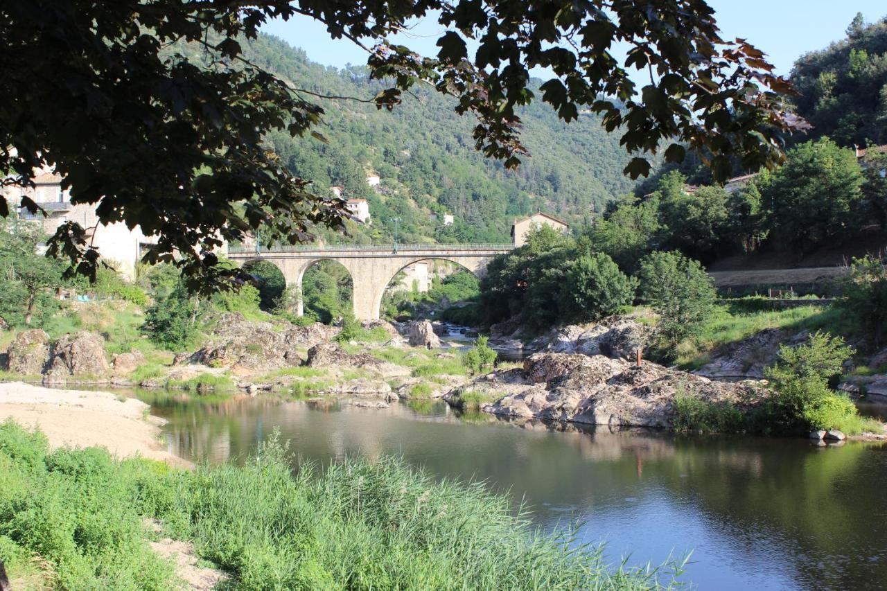 La Riveraine Et Les Bicyclettes Saint-Sauveur-de-Montagut Extérieur photo